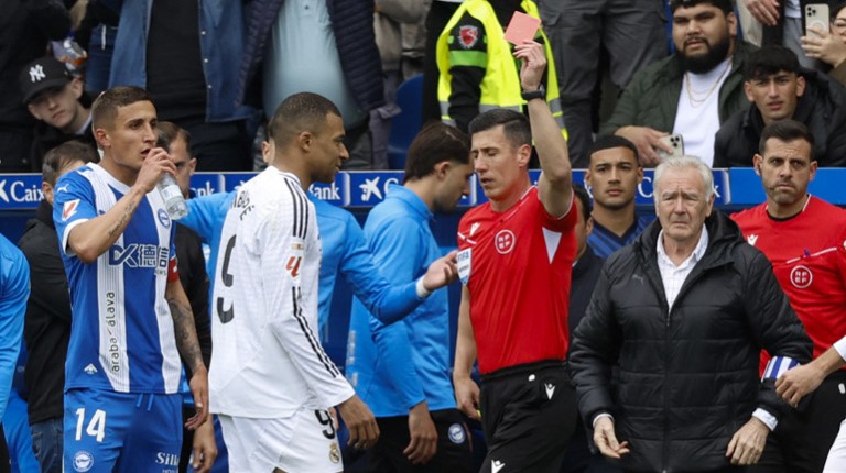 এমবাপ্পে মাঠে নেমেই লাল কার্ড দেখলেন