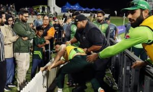 গ্যালারিতে দর্শকদের মারতে গেলেন খুশদিল