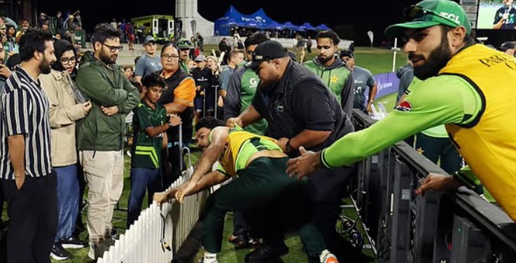 গ্যালারিতে দর্শকদের মারতে গেলেন খুশদিল 3 nz pak bdamargoal
