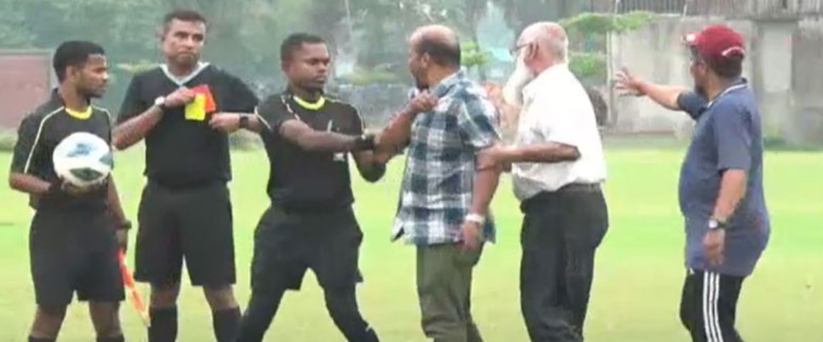 মাঠে রেফারিরা অনিরাপদ কেন 2 মাঠে রেফারিরা অনিরাপদ কেন