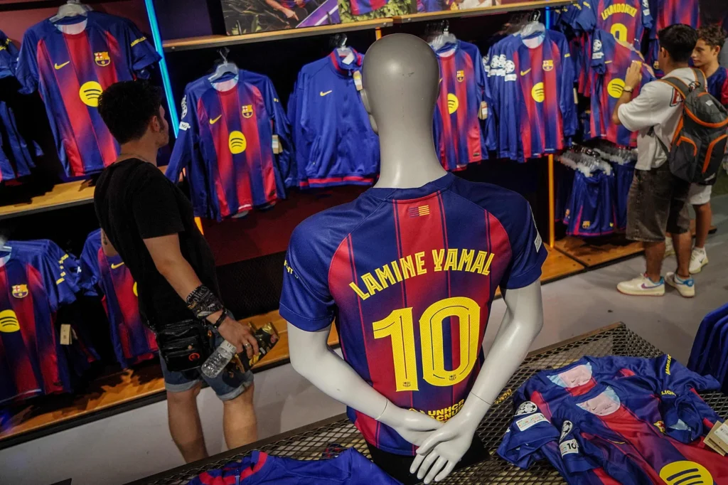 ইয়ামালের ১০ নম্বর জার্সির বিক্রি প্রথম দিনেই ১ কোটি ইউরো ছাড়াল! 2 ইয়ামালের ১০ নম্বর জার্সির বিক্রি প্রথম দিনেই ১ কোটি ইউরো ছাড়াল!