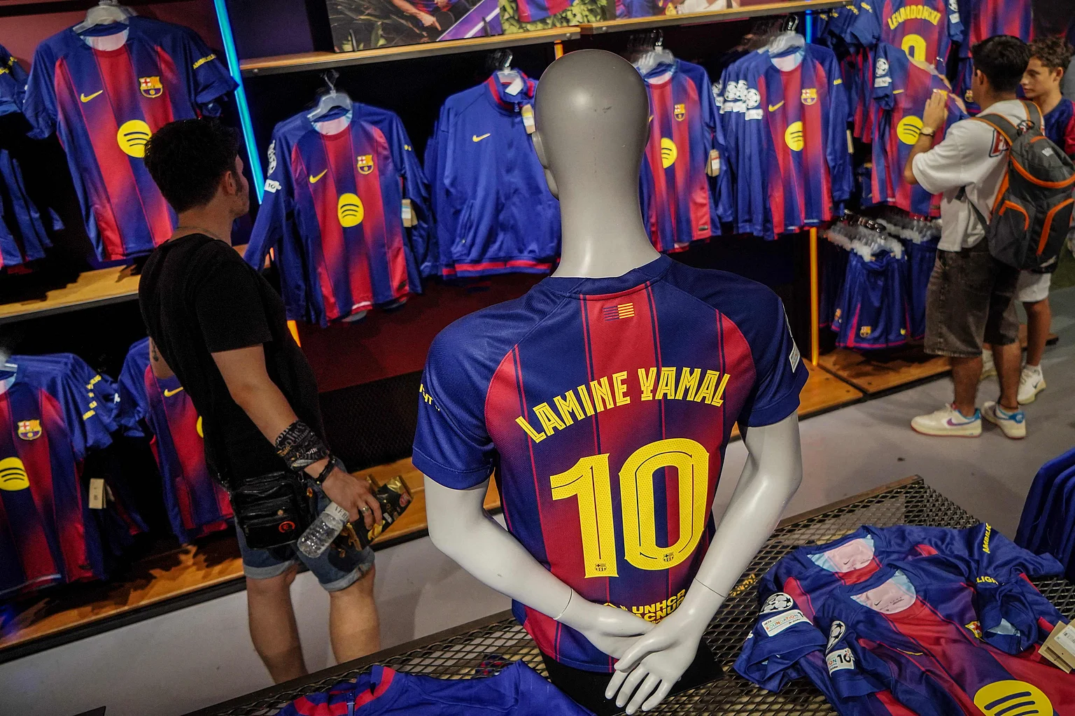 ইয়ামালের ১০ নম্বর জার্সির বিক্রি প্রথম দিনেই ১ কোটি ইউরো ছাড়াল!