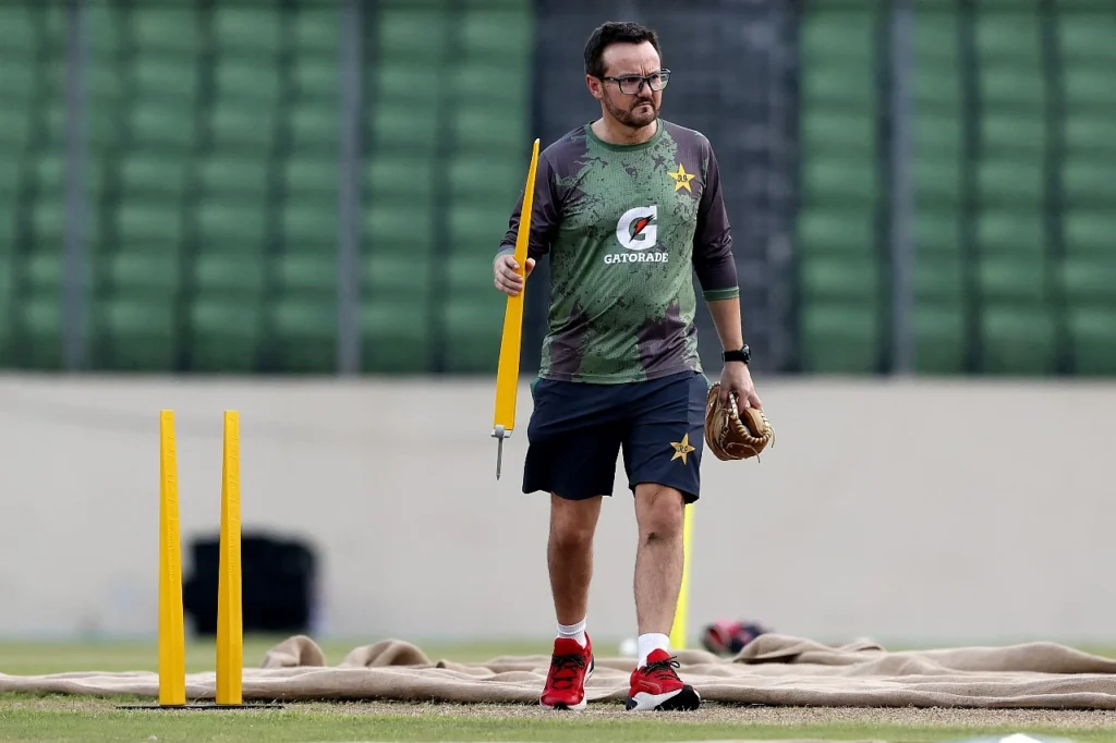 হেসনের চোখে মিরপুরের বাজে উইকেট 2 হেসনের চোখে ‘বাজে উইকেট’, পারভেজ বললেন, ‘না তো!’